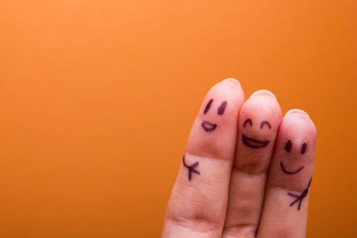 three smiling fingers that are very happy to be friends